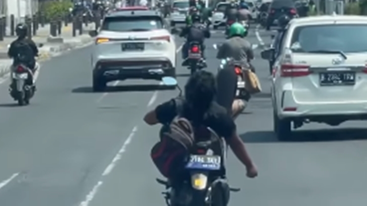 Viral Pemotor Berkendara Sambil Rebahan di Depok, Polisi Sebut Bisa Dipidana