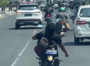 Viral Pemotor Berkendara Sambil Rebahan di Depok, Polisi Sebut Bisa Dipidana
