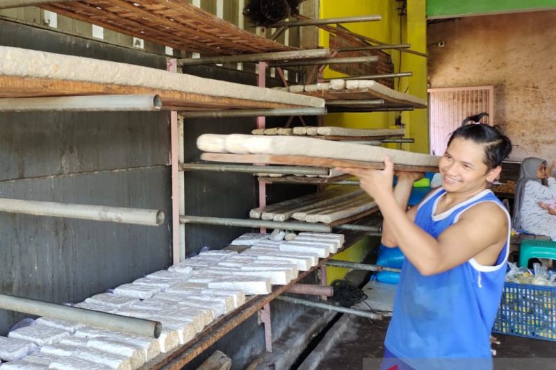 Perajin tempe di Cianjur, Jawa Barat, sejak dua pekan terakhir mengurangi jumlah produksi karena bahan baku kedelai mahal.(ANTARA POTO/Ahmad Fikri). (Ahmad Fikri)