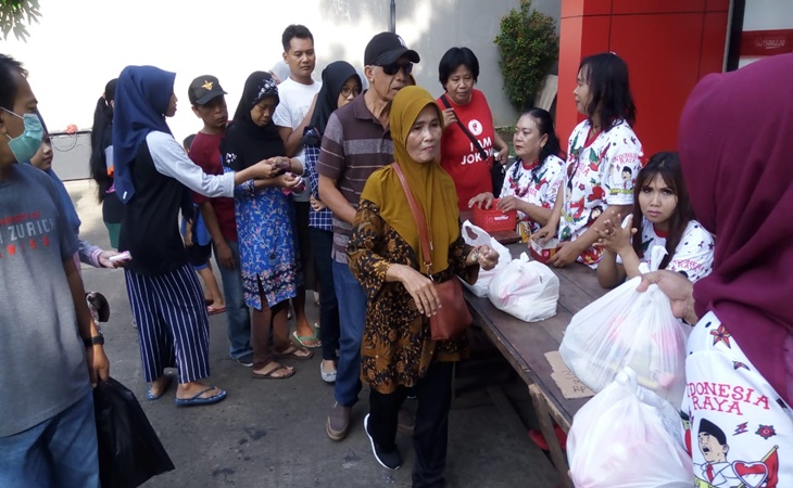 Relawan Gibran di Pilwalkot Solo membagikan paket sembako kepada warga Solo