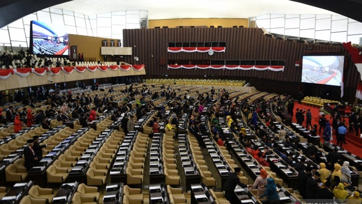 Suasana pelantikan anggota Dewan Perwakilan Rakyat (DPR) periode 2019-2024 di Ruang Rapat Paripurna, Kompleks Parlemen, Senayan, Jakarta, Selasa (1/10/2019). ANTARA FOTO/M Risyal Hidayat/pd. (ANTARA FOTO/M RISYAL HIDAYAT)
