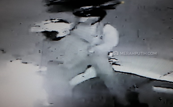 Pelempar Bom Molotov di Rumah Kapitra Ampera Terekam CCTV