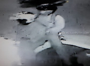 Pelempar Bom Molotov di Rumah Kapitra Ampera Terekam CCTV