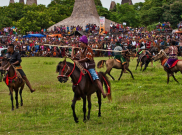 Mengenal Tradisi Pasola yang Mendebarkan