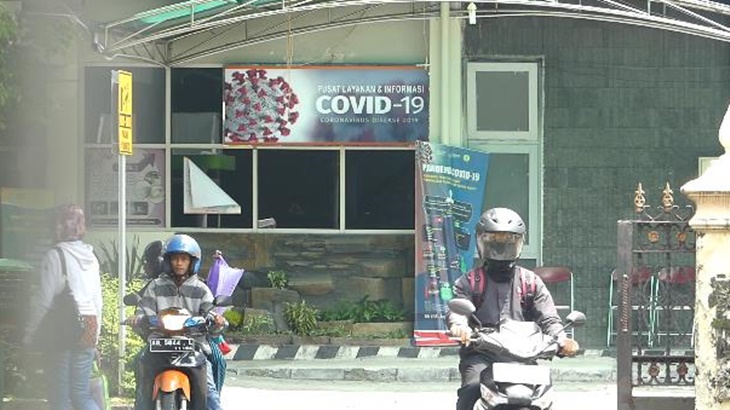 Para tenaga medis melakukan isolasi mandiri karena pasien corona tidak jujur