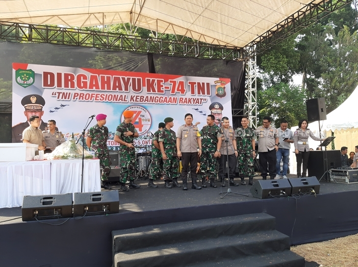 Acara bersama TNI-Polri dalam rangka HUT TNI ke-74 di kompleks DPR/MPR. (Foto: MP/Kanugrahan)
