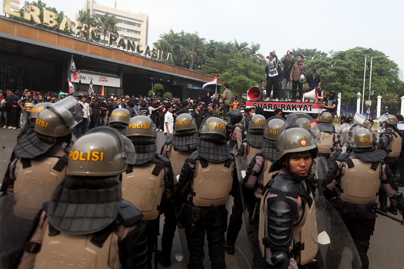Aksi Demo Mahasiswa Tuntut Bubarkan DPR di Gerbang Pancasila Gedung DPR