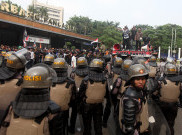 Aksi Demo Mahasiswa Tuntut Bubarkan DPR di Gerbang Pancasila Gedung DPR