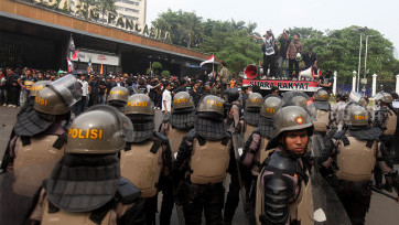 Aksi Demo Mahasiswa Tuntut Bubarkan DPR di Gerbang Pancasila Gedung DPR
