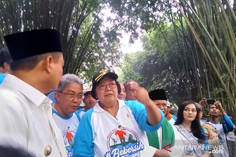 Menteri Lingkungan Hidup dan Kehutanan (KLHK) Siti Nurbaya hadiri kegiatan aksi Bersih Sampah di Sungai Ciliwung, melibatkan 8.000 orang peserta yang berlangsung di 33 kecamatan sepanjang Ciliwung, Minggu (23/6/2019). ANTARA (Laily Rahmawaty)	