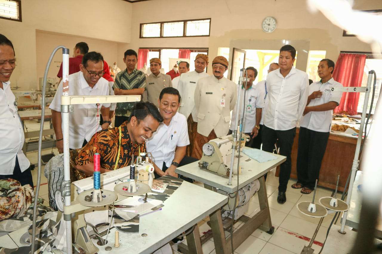 Menteri Sosial (Mensos) Juliari Batubara bersilaturahmi dengan penyandang disabilitas di BBRSPDF Prof dr Soeharso, Solo, Jawa Tengah, Kamis (23/1). (MP/Ismail)
