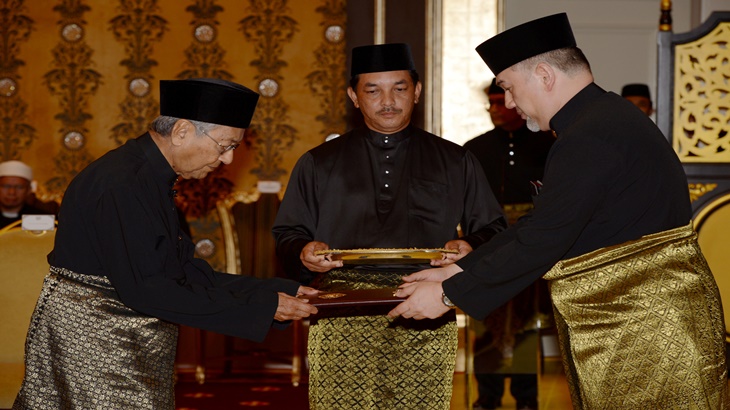 Mahathir Mohamad menerima mandat dari Yang Dipertoan Agung Sultan Muhammad V