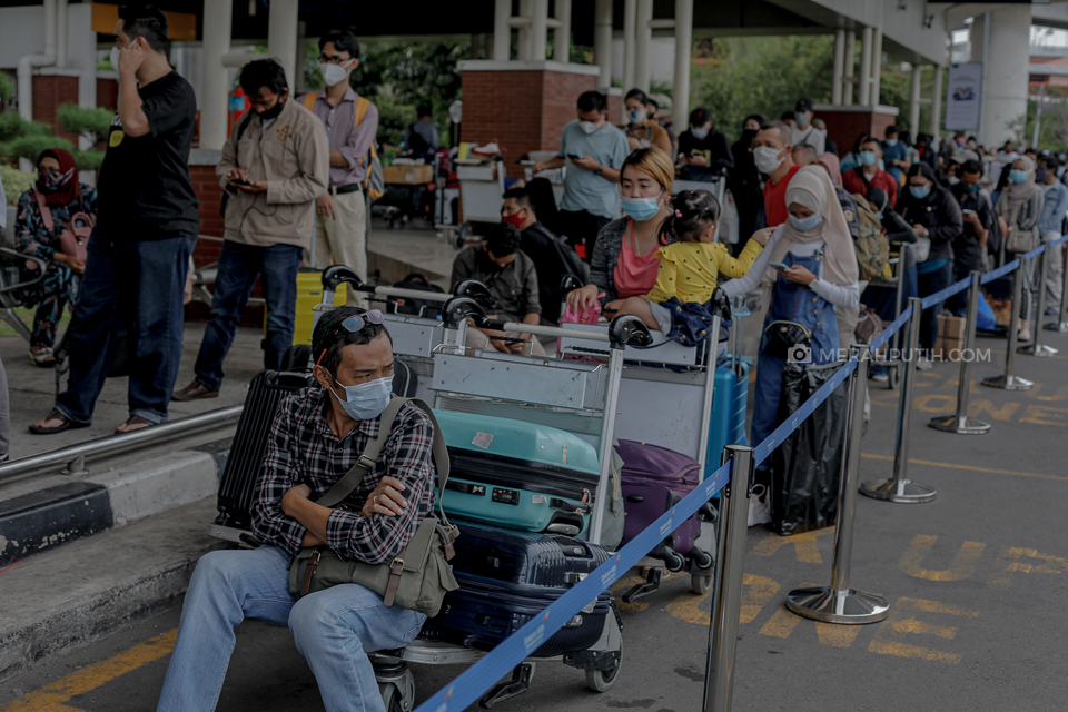 Antrean Rapid Test Antigen Mengular di Bandara Soetta