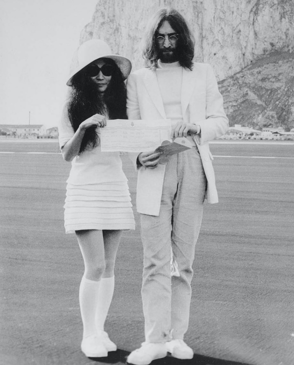 Yoko Ono menggunakan sepatu tenis pada pada acara pernikahannya. (Foto: harper's bazaar)