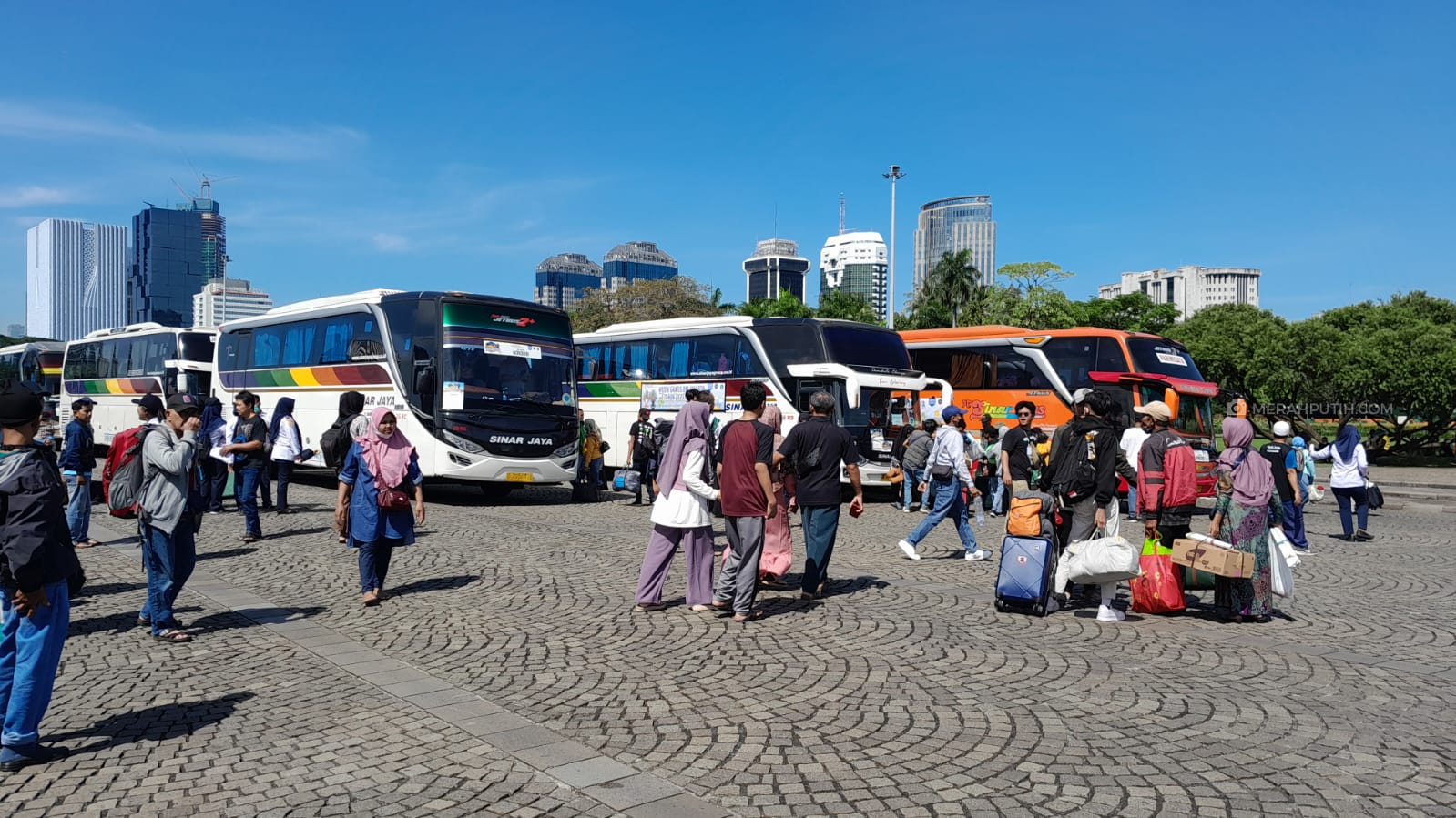 Heru Budi Lepas Peserta Mudik Gratis Pemprov DKI Jakarta di Monas Hari Ini