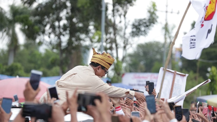 Prabowo Balas Hadiah Tanjak Emas Rakyat Riau dengan Pantun Kacang