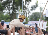 Prabowo Balas Hadiah Tanjak Emas Rakyat Riau dengan Pantun Kacang