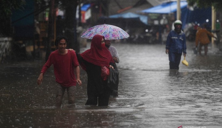 Warga berjalan melintasi banjir yang merendam kawasan RW 5, Duren Tiga, Pancoran, Jakarta, Kamis (18/2/2021). ANTARA FOTO/Akbar Nugroho Gumay/wsj.