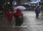 Pasien Isolasi Mandiri COVID-19 Terendam Banjir di Cipinang Melayu