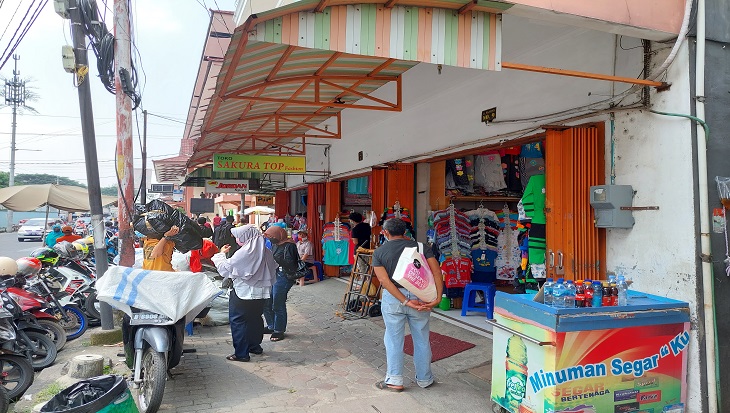 Pasar Klewer Solo, Jawa Tengah jelang Lenaran dipadati banyak pengunjung, Minggu (2/5). (MP/Ismail)