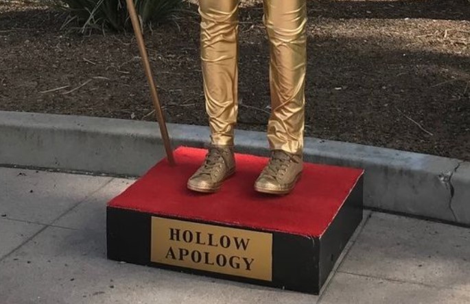 Patung Emas "Unik" Berbentuk Kevin Hart Tiba-tiba Muncul di Persimpangan Jalan Hollywood