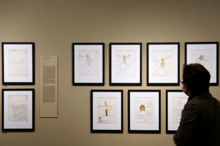 Instalasi yang menampilkan karya-karya yang berkaitan dengan mahakarya sastra, "The Little Prince". (Foto: REUTERS/Benoit Tessier)	
