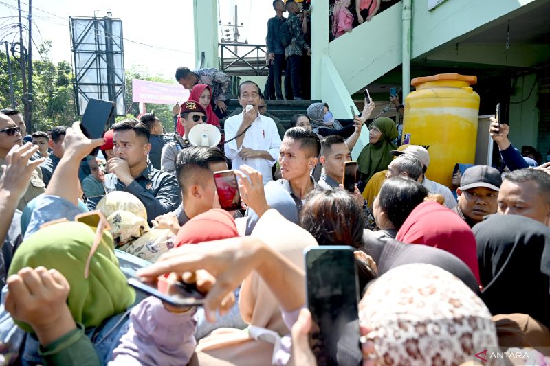 Pakai Toa, Jokowi Pamit Purnatugas ke Publik di Pasar Surabaya