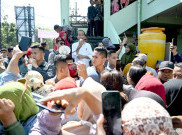 Pakai Toa, Jokowi Pamit Purnatugas ke Publik di Pasar Surabaya