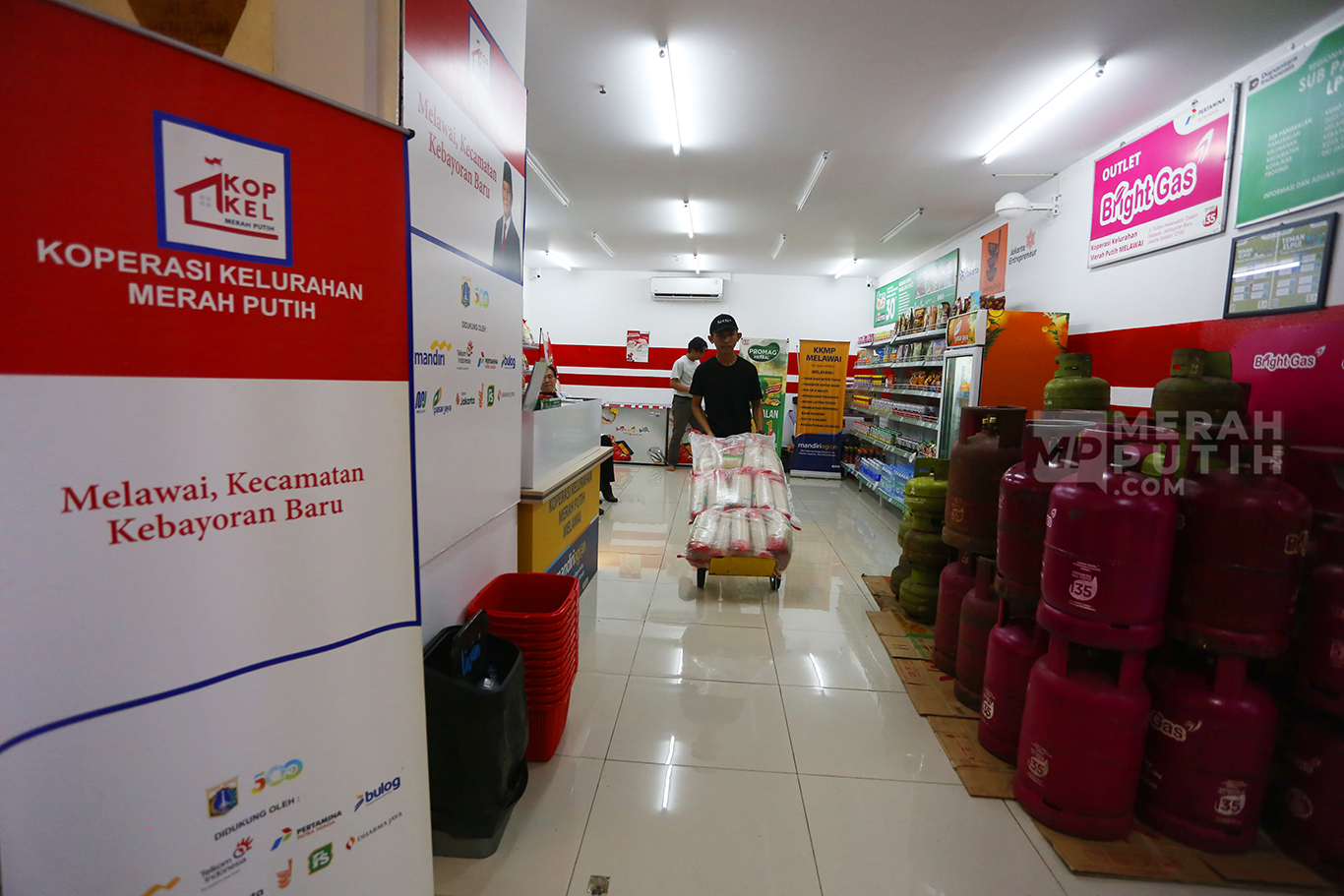 Pemerintah Siapkan Koperasi Desa Merah Putih untuk Perkuat Layanan Distribusi Bansos 