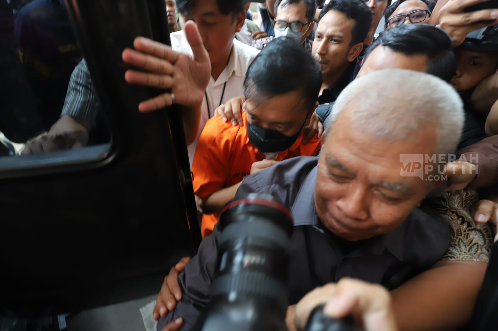 Momen Pelimpahan Tersangka TPPU Don Ritto Tiba di Gedung Bundar Jampidsus