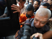 Momen Pelimpahan Tersangka TPPU Don Ritto Tiba di Gedung Bundar Jampidsus