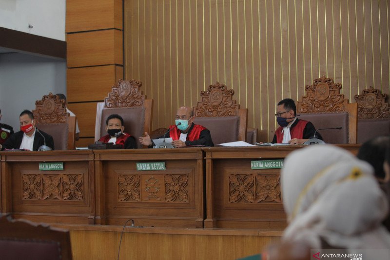 Ketua majelis hakim Nazar Effriandi (kedua kanan) memimpin sidang permohonan peninjauan kembali (PK) yang diajukan oleh buronan kasus korupsi pengalihan hak tagih (cessie) Bank Bali, Djoko Tjandra, di PN Jakarta Selatan, Jakarta, Senin (6/7/2020). ANTARA FOTO/Reno Esnir/wsj.
