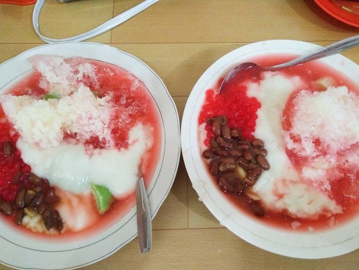 Pisang ijo (kiri) dengan pallu butang. (Foto: instagram.com/babang_kulinersurabaya)