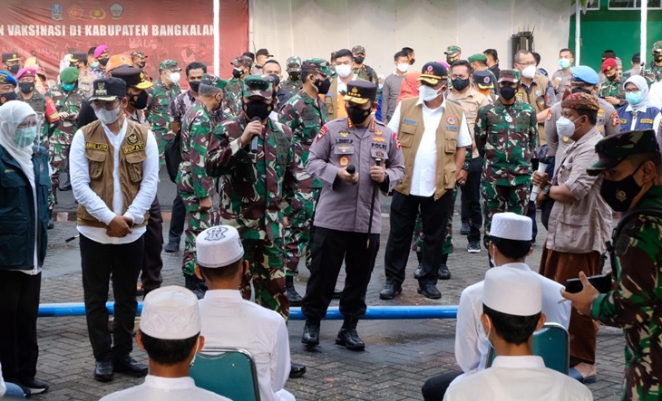 Panglima Marsekal Hadi Tjahjanto dan Kapolri Jenderal Listyo Sigit Prabowo meninjau vaksinasi di Kabupaten Bangkalan. (Foto: MP/Istimewa)