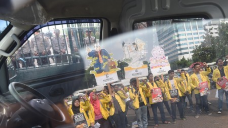 Tolak Tambang Pasir, Puluhan Mahasiswa Gelar Aksi Mogok Makan