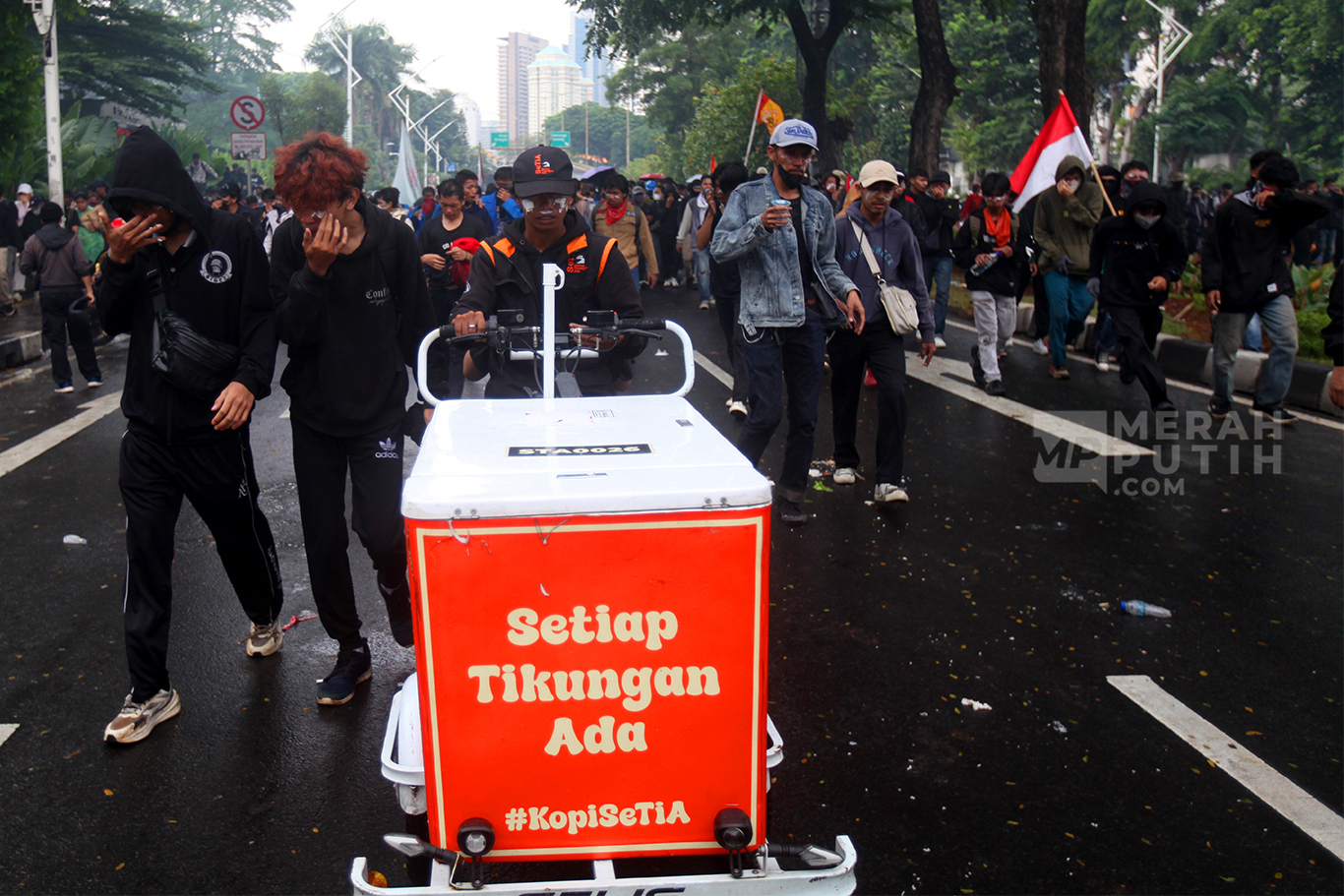 Aksi Massa Demo 28 Agustus 2025 Dibubarkan Gas Air Mata di Gedung DPR