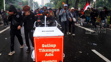 Aksi Massa Demo 28 Agustus 2025 Dibubarkan Gas Air Mata di Gedung DPR 