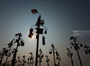 Keseruan Lomba Panjat Pinang Semarakkan Perayaan HUT Ke-81 RI di Pantai Ancol Jakarta
