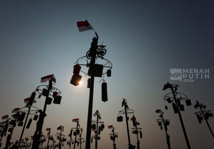 Keseruan Lomba Panjat Pinang Semarakkan Perayaan HUT Ke-81 RI di Pantai Ancol Jakarta