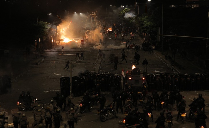 Massa melempari polisi dengan petasan dan bom molotov
