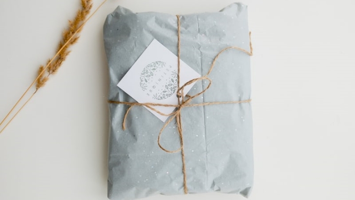 Buat packaging kamu semenarik mungkin agar pembeli terkesan dengan produkmu (Foto: unsplash/Nynne Schrøder)