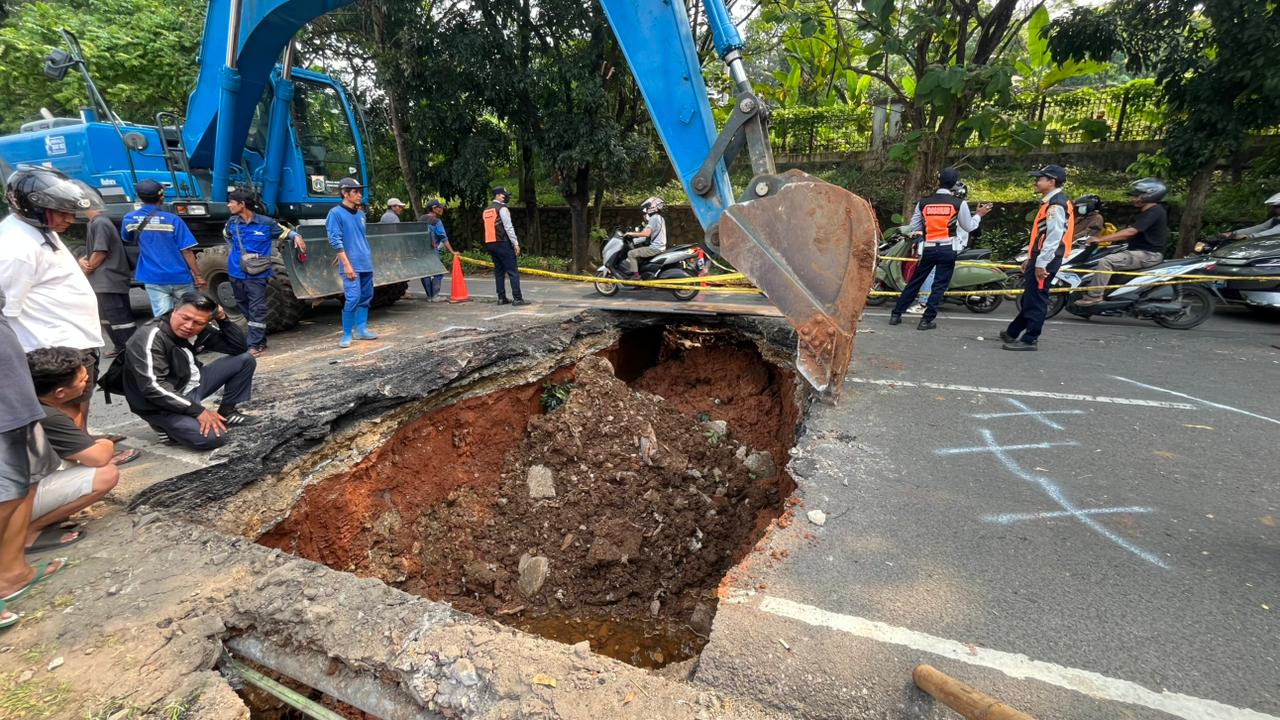 Dinas SDA DKI Lakukan Perbaikan Permanen Jalan Ambles di Lenteng Agung pada Malam Hari