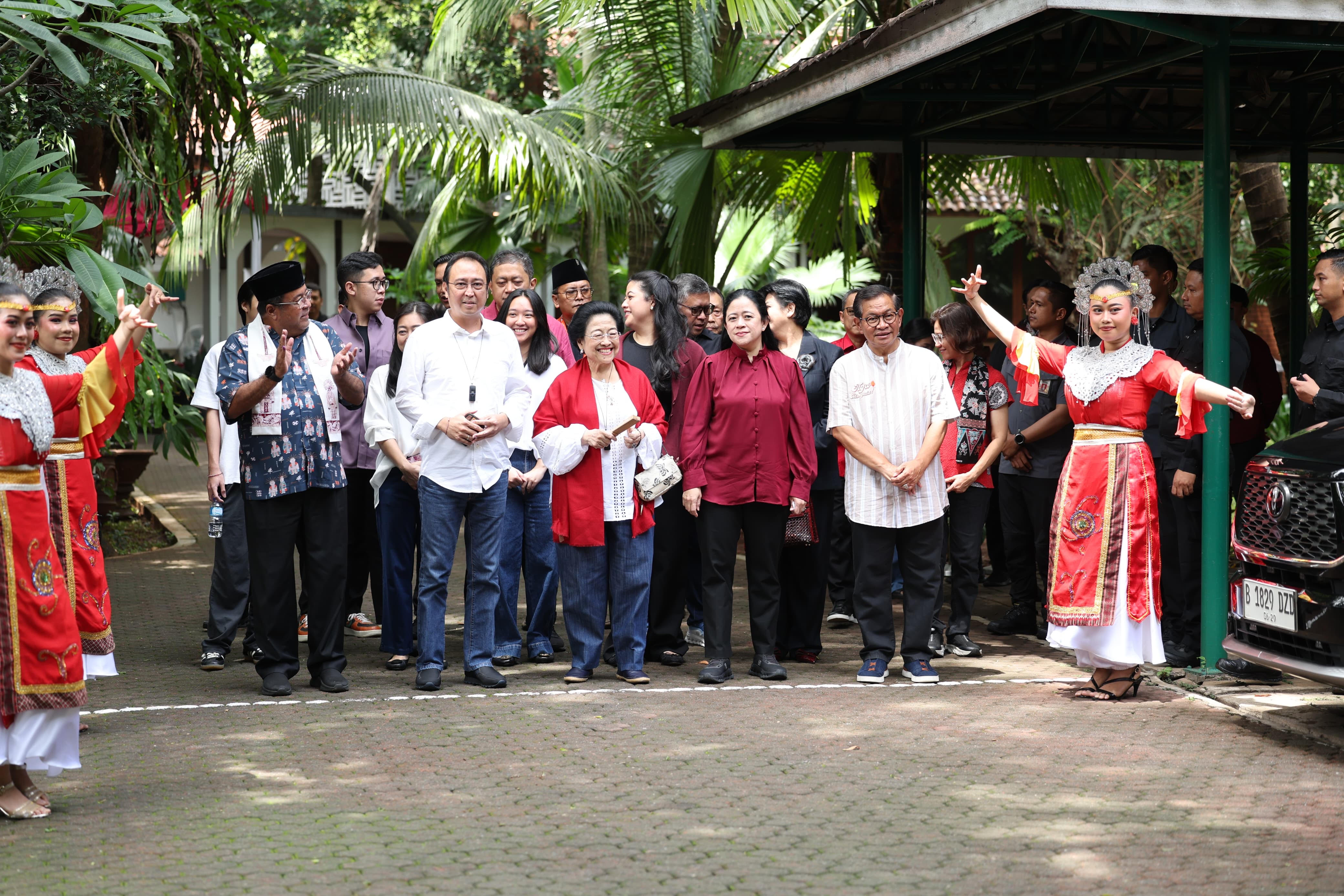 Tarian Nusantara Iringi Megawati, Keluarga dan Pram-Doel Menuju TPS 024 Kebagusan