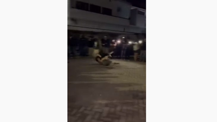 Aksi tarung bebas ilegal di Makassar. (Foto: MP/Youtube)