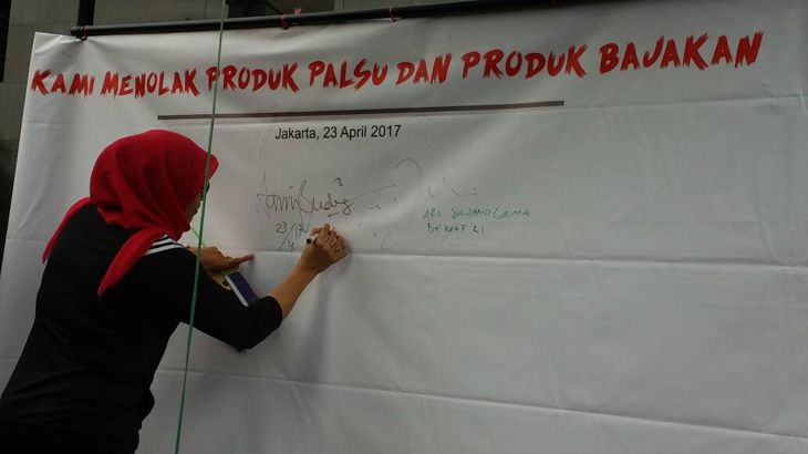 Penandatangan "Tolak Pembajakan" dalam peringatan Hari Kekayaan Intelektual Sedunia ke-17. (MP/Ponco Sulaksono)