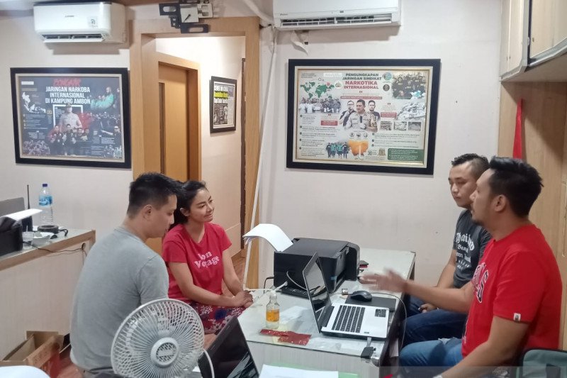 Artis Vitalia Sesha dan pasangannya tengah menjalani pemeriksaan di ruang penyidik Satuan Reserse Narkoba Polres Metro Jakarta Barat, Rabu (26/2/2020). (ANTARA/HO-Polres Metro Jakarta Barat)