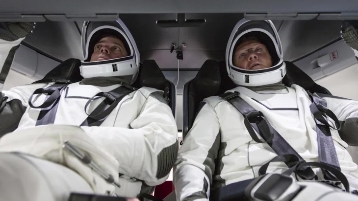 NASA dan Spacex Tunda Misi Peluncuran Roket Karena Cuaca Buruk