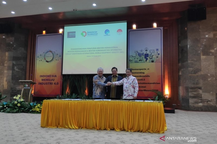 (Kiri-kanan) Menteri Perdagangan Enggartiasto Lukita, Menteri Perindustrian Airlangga Hartarto dan Menteri Komunikasi dan Informatika Rudiantara usai menandatangani aturan IMEI di Kantor Kemenperin, Jakarta, Jumat (18/10). (ANTARA News/Natisha Andarningtyas)
