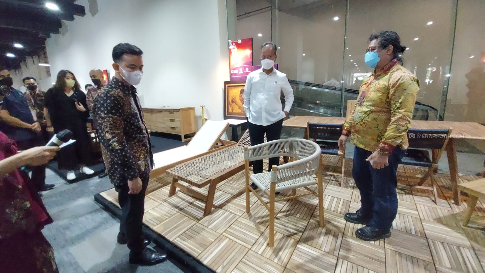 Menteri Perindustrian Agus Gumiwang Kartasasmita dan Wali Kota Solo Gibran Rakabuming Raka Meninjau pameran furniture di acara G20 Hotel Alila Solo, Kamis (31/3). (MP/Ismail)