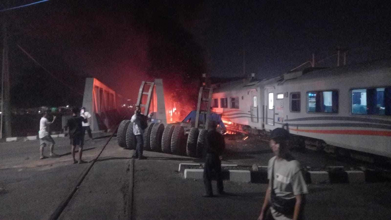 KA Brantas Tabrak Truk di Semarang, Sebabkan Ledakan Dahsyat